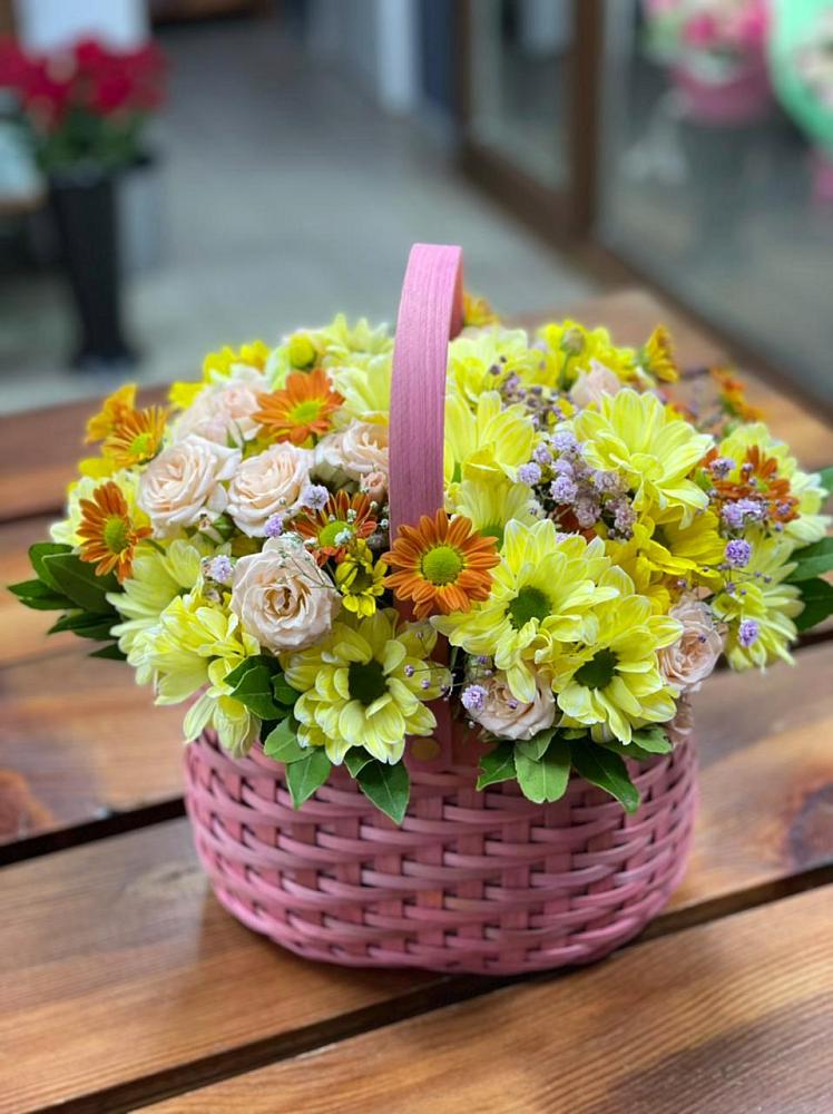 Цветочная композиция из Хризантемы и Розы в корзине в Ворошнево