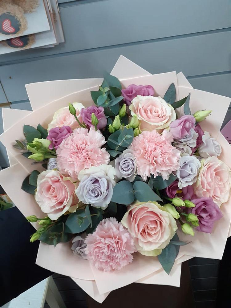 Букет цветов из: Розы, Гвоздики и Лизиантусы в Ворошнево